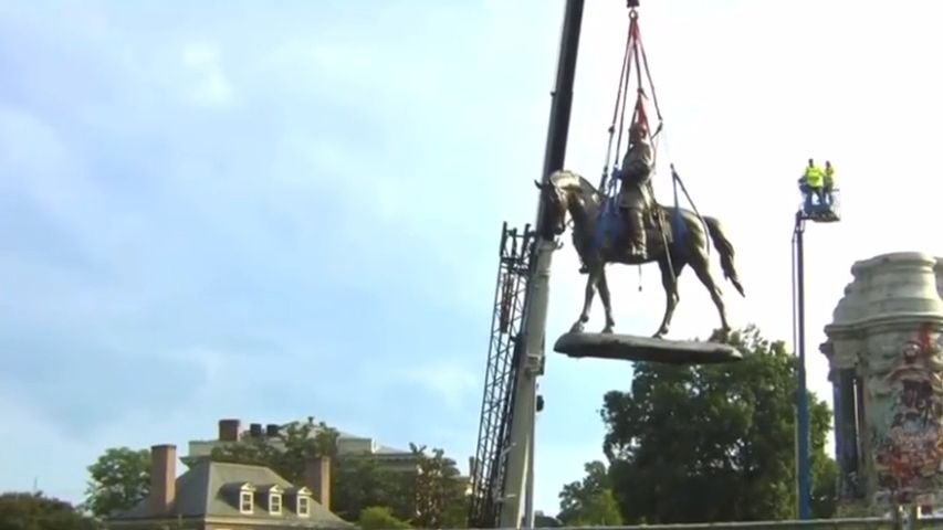 Video: Virginie odstranila kontroverzní sochu konfederačního generála Leeho